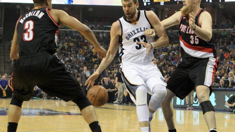 Los jugadores de los Portland Trail Blazers CJ McCollum y Chris Kaman intentan frenar a Marc Gasol. /EFE