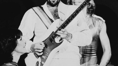 Foto de archivo del guitarrista Lasse Wellander durante un concierto con la banda sueca ABBA