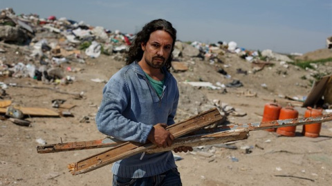 Pablo Iglesias representado como un chatarrero. Save the Children