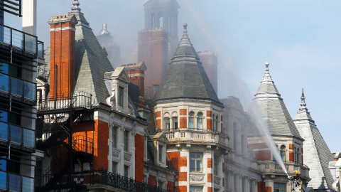 Bomberos apagando el incendio en el hotel Mandarin Oriental de Londres./REUTERS