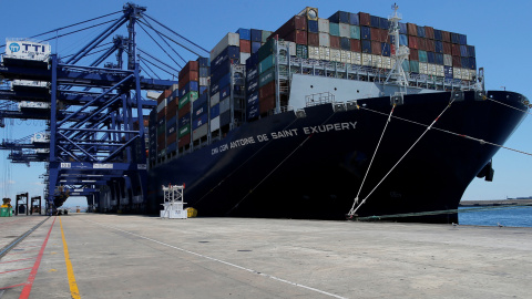 Un buque cargado de contenedores en el Puerto de Algeciras. REUTERS/Jon Nazca