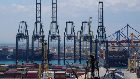 Grúas y contenedores en la terminal de carga del Puerto de Valencia. REUTERS/Heino Kalis