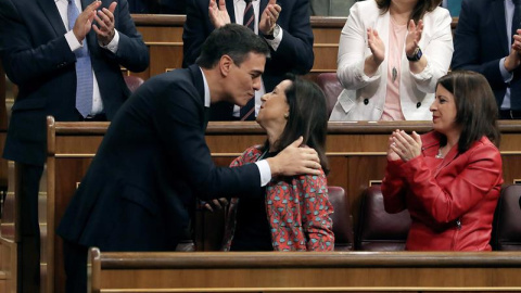 El secretario general del PSOE Pedro Sánchez besa a Margarita Robles en el debate de la moción de censura. /EFE