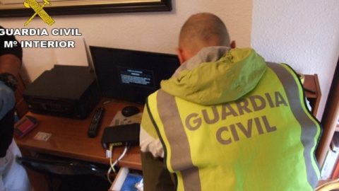 La Guardia Civil registrando una vivienda. Archivo