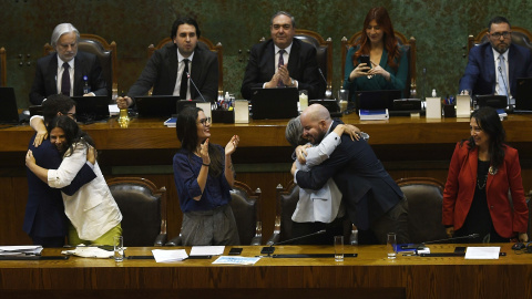 La ministra de Trabajo chilena, Jeannette Jara, y la ministra secretaria general del Gobierno, Camila Vallejo, celebran el resultado de la votación en Valparaíso, 11 de abril de 2023.