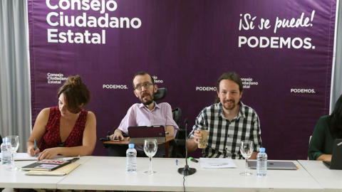 El secretario general de Podemos, Pablo Iglesias (d), junto al secretario de organización del partido, Pablo Echenique (c), y la Secretaria de Participación Ciudadana Estatal ,Noelia Vera, durante el Consejo Ciudadano Estatal (CEE) del part