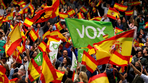 Seguidores y simpatizantes de Vox, en un acto de la campaña electoral del 28-A, en Sevilla. REUTERS/Marcelo del Pozo