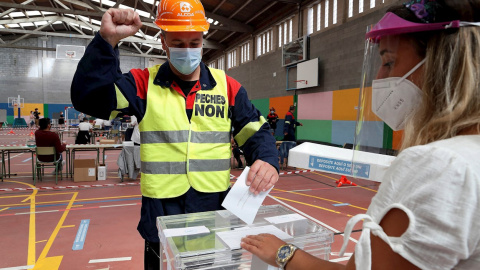 Un trabajador de Alcoa vota en Burela (Lugo) en las elecciones gallegas. / ELISEO TRIGO (EFE)