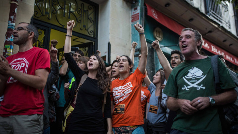 Activistas por el derecho a la vivienda intentan paralizar el desahucio de Pepi, una viuda de 65 años, y sus dos hijas, en el barrio de Lavapiés, Madrid.- JAIRO VARGAS