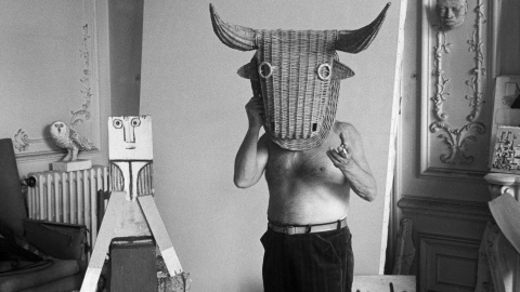 Picasso con una máscara de toro de mimbre. Cannes 1959