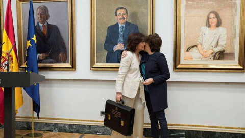 La vicepresidenta del gobierno y ministra de Presidencia e Igualdad Carmen Calvo, recibe la cartera de la exvicepresidenta Soraya Sáez de Santamaría. (LUCA PERGIOVANNI | EFE)