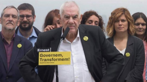 Al centre, Ernest Maragall, alcaldable a Barcelona per ERC, en una roda de premsa al costat de la resta de la seva candidatura. EFE | Quique Garcia