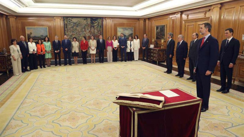 Los nuevos ministros designados por Pedro Sánchez (d), esperan para prometer su cargo ante el Rey Felipe Felipe VI (2d), esta mañana en el Palacio de la Zarzuela, en Madrid.(J.J.GUILLÉN | EFE)