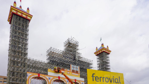 Trabajadores en tarea de montaje de la portada de la Feria de Abril del 2023 a 7 de marzo del 2023 en Sevilla, Andalucía.