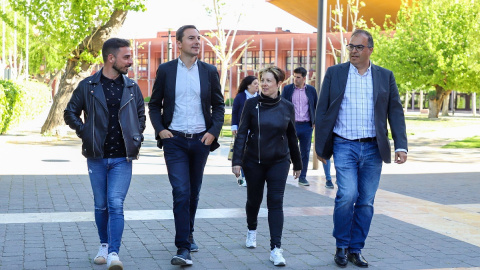 El candidato del PSOE a la Comunidad de Madrid pasea junto al alcalde de Leganés, Santiago Llorente; el diputado socialista Santi Rivero y la secretaria de general del PSOE de Leganés, Laura Oliva