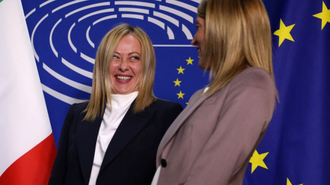 La presidenta del Parlamento Europeo, Roberta Metsola (derecha), da la bienvenida a la primera ministra italiana, Giorgia Meloni, en la sede del Parlamento Europeo en Bruselas, el 3 de noviembre de 2022.