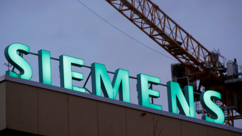 El logo del grupo alemán Siemens, en sus instalaciones en Zurich. REUTERS