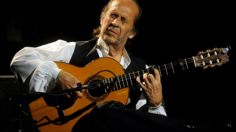 El guitarrista Paco de Lucía durante una actuación en el 37º Festival de Jazz de Vitoria el 20 de julio de 2013.