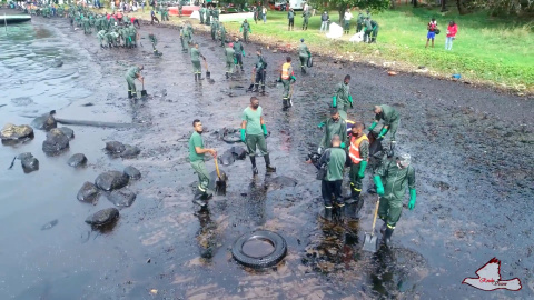 Una imagen de un dron muestra a un equipo de limpieza trabajando en el sitio del vertido de petróleo en Riviere des Creoles, Mauricio. REUTERS /  REUBEN PILLAY