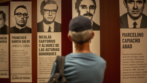 Un hombre transita por la exposición 'Proceso 1001' en la Biblioteca Nacional de España.