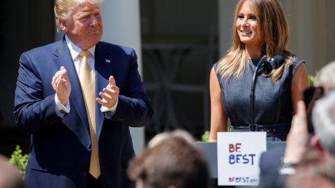 Donald Trump y Melania Trump asisten a una ceremonia por el primer aniversario de la campaña "Be Best" (Sé mejor), este martes en la Casa Blanca, en Washington. / EFE