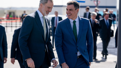 13/03/2023.- Felipe VI y el presidente del Gobierno, Pedro Sánchez, durante un acto conmemorativo. A. Pérez Meca / Europa Press