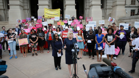 07/05/2019 - Staci Fox, directora ejecutiva y presidenta de Planned Parenthood Southeast, habla en protesta por el proyecto de ley contra el aborto de Georgia | REUTERS/ Elijah Nouvelage