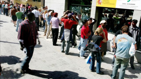 Imagen de una cola de extranjeros ante una oficina del Instituto Nacional de la Seguridad Social. EFE