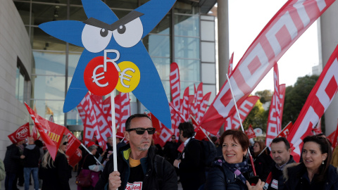 Trabajadores de CaixaBank se concentran ante el Palacio de Congresos de València, donde el banco celebra su junta de accionistas, en protesta por el Expediente de Regulación de Empleo (ERE) que ha presentado la entidad. EFE/ Kai Försterling