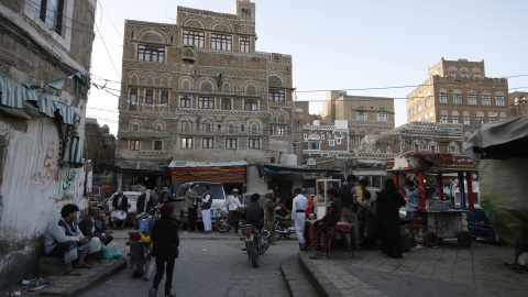 Yemeníes caminan frente a edificios antiguos, un día después de que las partes en conflicto acordaran una tregua de dos meses, en la ciudad vieja de Sana'Äôa, Yemen, el 2 de abril de 2022. Una tregua prorrogable de dos meses en Yemen entró 