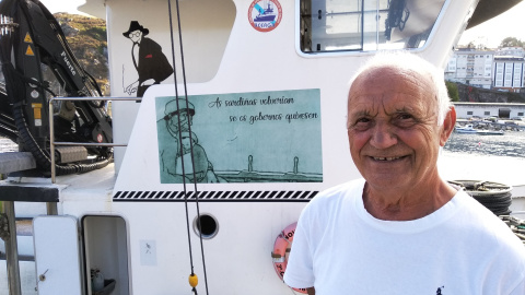 Xosé Barizo y su barco, el Novo Castelao, en Malpica. / HENRIQUE MARIÑO