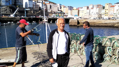 Xosé Barizo Chouciño, en el puerto de Malpica. / HENRIQUE MARIÑO