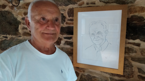 Xosé Barizo, junto al retrato que le dibujó Siro López. / HENRIQUE MARIÑO