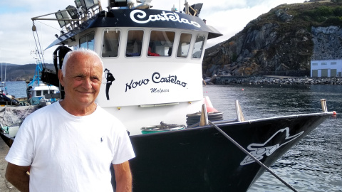 Xosé Barizo Chouciño y su barco, el Novo Castelao, en el puerto de Malpica. / HENRIQUE MARIÑO