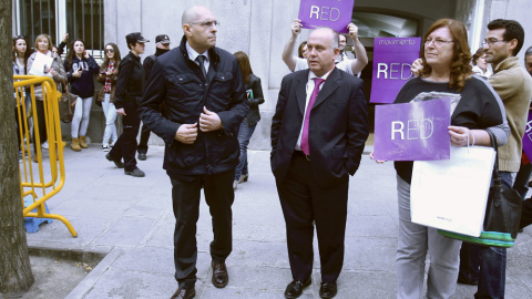 El exjuez Elpidio José Silva junto a su abogado Gonzalo Boye y simpatizantes del partido Renovación Democrática Ciudadana (Red), a la salida del Tribunal Supremo la semana pasada.. EFE/Víctor Lerena