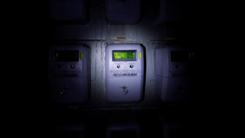 Contadores de la luz en un edificio de viviendas en Barcelona. REUTERS/ Albert Gea