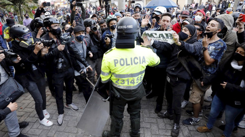 Un policía hablando con manifestantes durante una protesta contra la violencia policial, en Bogotá. EFE/ Mauricio Dueñas Castañeda