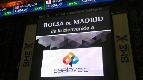 Panel informativo del estreno en bolsa de Saeta Yield en la Bolsa de Madrid. EFE