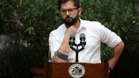 14/03/2022 El presidente chileno Gabriel Boric escucha a una pregunta durante una rueda de prensa con periodistas extranjeros en el Palacio de la Moneda (Santiago de Chile)