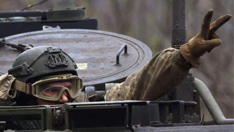 Un militar ucraniano muestra una señal de victoria mientras conduce hacia el frente durante los intensos combates en el frente de Bakhmut y Chasiv Yar, en Chasiv Yar, Ucrania , 12 de abril de 2023.