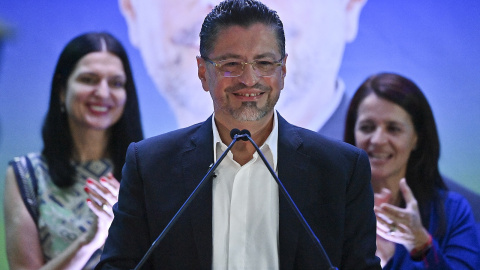 4/4/22-El candidato presidencial costarricense Rodrigo Chaves, del partido Progreso Socialdemócrata, habla en la sede de su campaña después del cierre de las urnas en San José, Costa Rica, el 3 de abril de 2022.