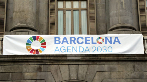 Una pancarta de la Agenda 2030 colgada en la fachada del Ayuntamiento de Barcelona.