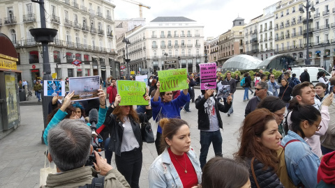 Un grupo de manifestantes boicotea la charanga de despedida de Miki antes de irse a Eurovisión. Twitter/@BDSMadrid