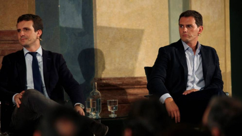 Los presidentes del PP, Pablo Casado (i), y de Ciudadanos, Albert Rivera (d). EFE