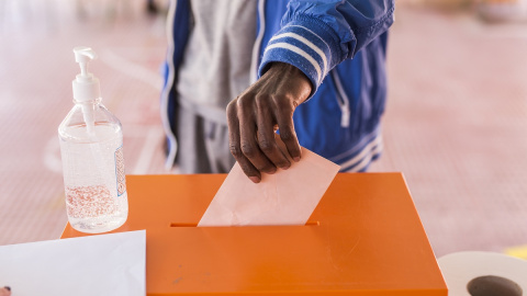 Un hombre ejerce su derecho a voto en las elecciones autonómicas del 4 de mayo de 2021 en Madrid