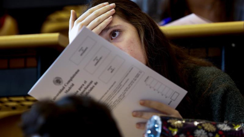 Una estudiante espera para realizar los exámenes de la Evaluación de Bachillerato para el Acceso a la Universidad, en la Facultad de Odontología de la Universidad Complutense de Madrid. - EFE