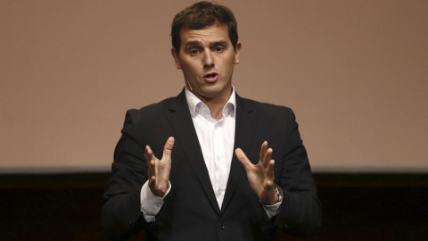 El presidente de Ciudadanos, Albert Rivera, durante la presentación del tercer eje de su programa económico, esta noche en el Teatro Goya de Madrid.- EFE