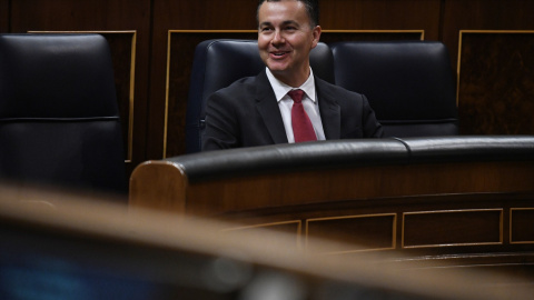 El ministro de Industria, Comercio y Turismo, Héctor Gómez, durante una sesión plenaria en el Congreso de los Diputados, a 28 de marzo de 2023, en Madrid.