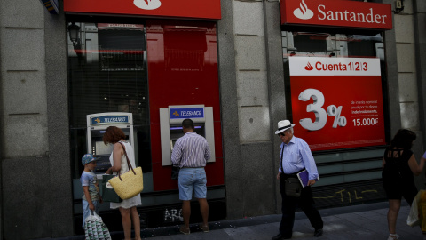 Una oficina del Banco Santander, en Madrid. REUTERS