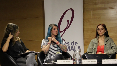 Las activistas Helena Maleno, a la izquierda, y Anabel Montes, a la derecha, en el encuentro ‘El naufragio de los Derechos Humanos en el Mediterráneo’ / PÚBLICO